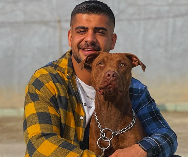 محمد قادرپناه در کنار سگ